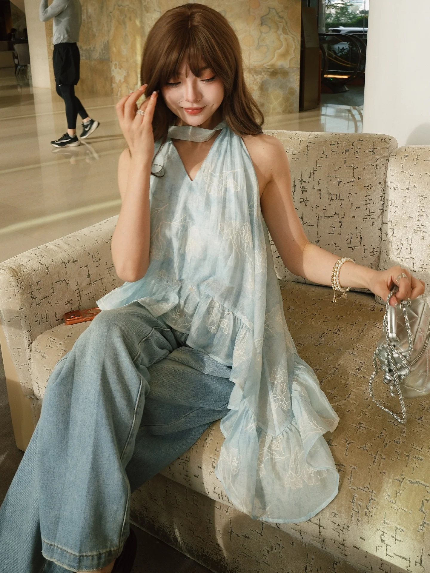 

QCEO Design Sensation Silk Lace Embroidery Off-Shoulder Loose Fit Sleeveless Slimming Hemline Women's Top Gentle Style