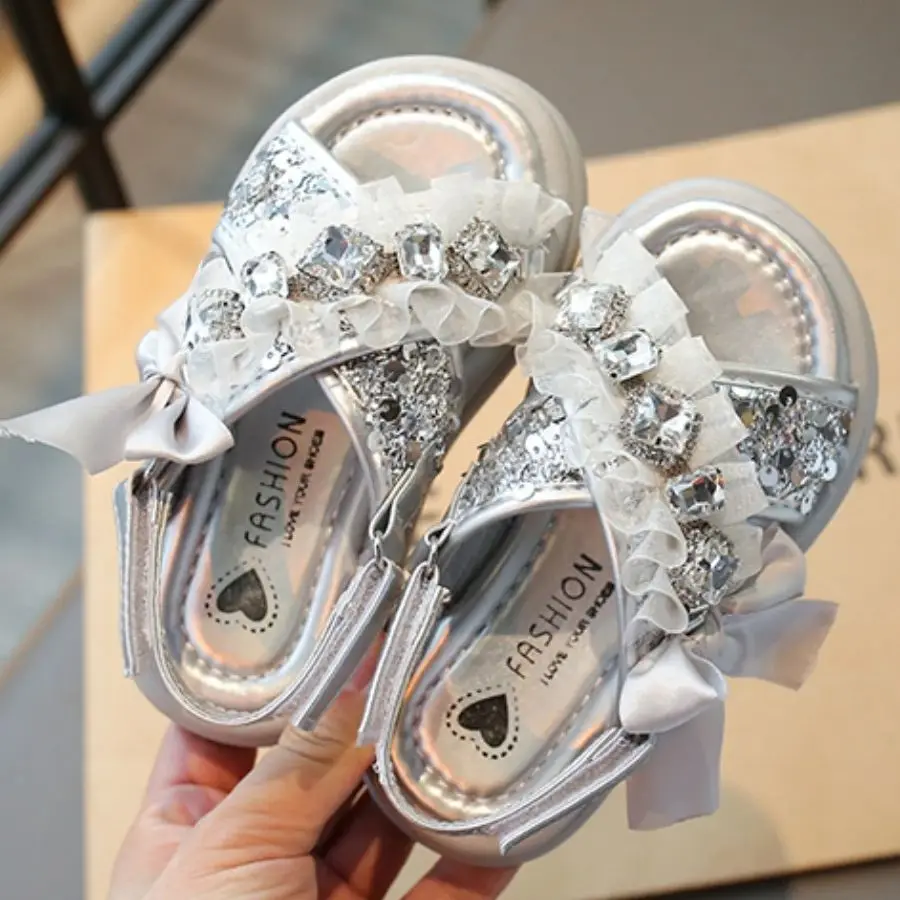 

Детская повседневная обувь, сандалии из искусственной кожи, летние туфли принцессы на толстой подошве со стразами для девочек, противоскользящие серебряные туфли, размер 26-33
