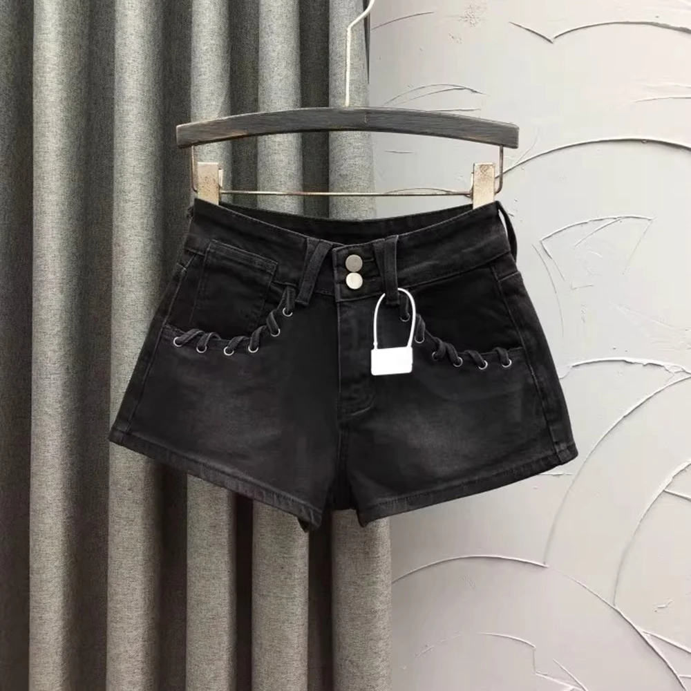 Pantaloncini di jeans vintage 2025 Nuovi pantaloncini a tre divisioni con design a tasca grande in corda intrecciata cava per jeans estivi sexy da donna