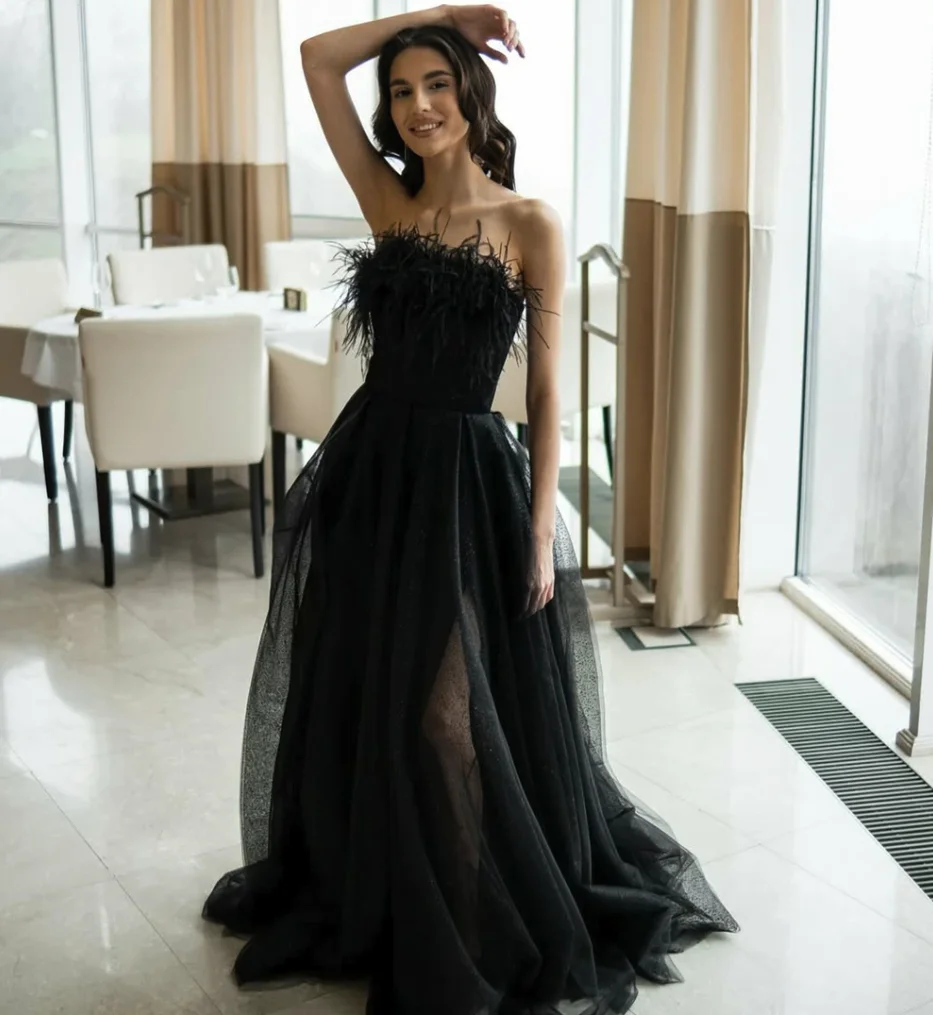 فستان سهرة بمقاسات مخصصة فساتين سهرة مثيرة باللون الأسود اللامع على شكل حرف a بدون حمالات مطوي من الريش فستان الحفلات 2025 أنيق