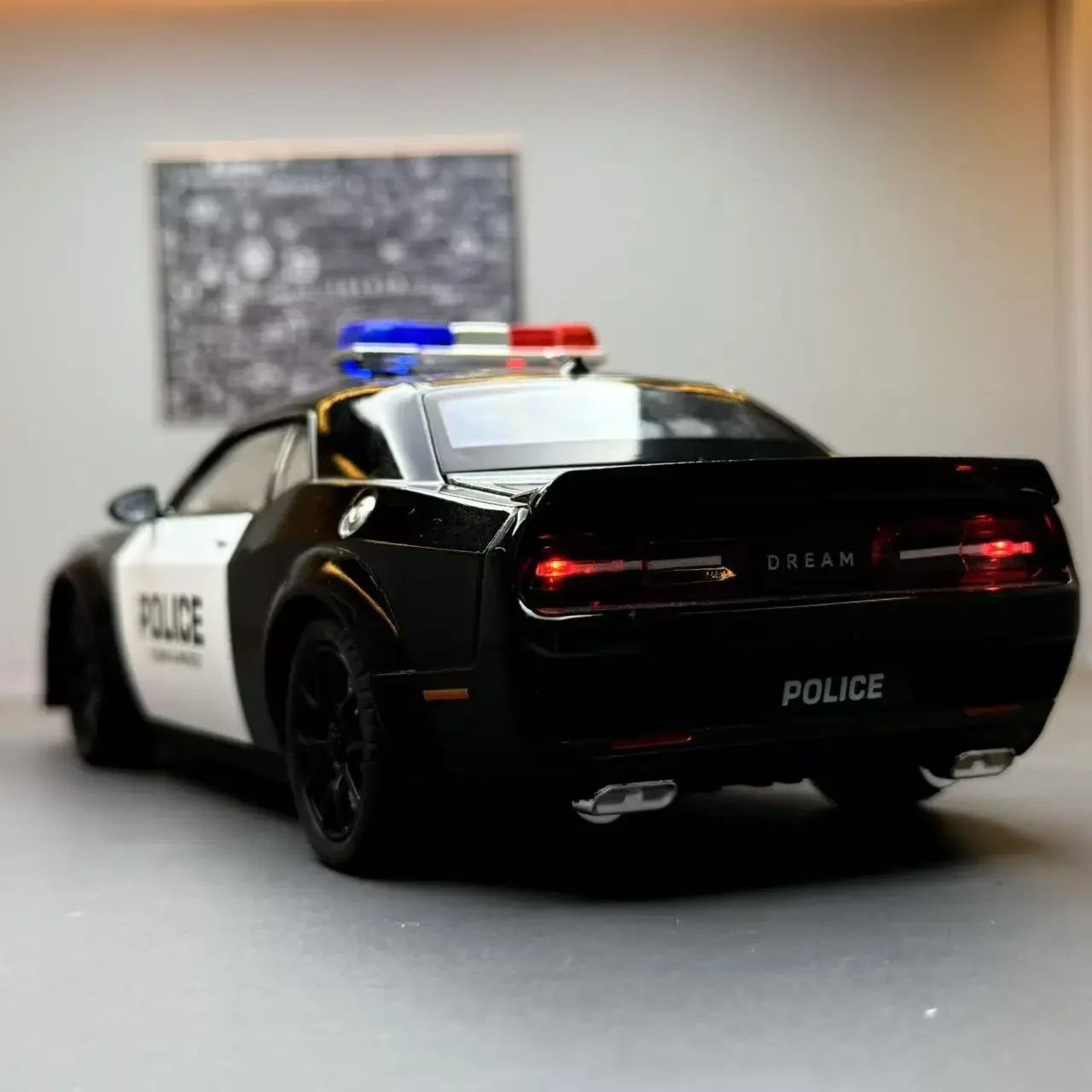 1:24 Dodge Challenger SRT Hellcat Police Car Model Toy Doors Opened Pull Back Light Music Miniature Vehicle Kids Boys Gift