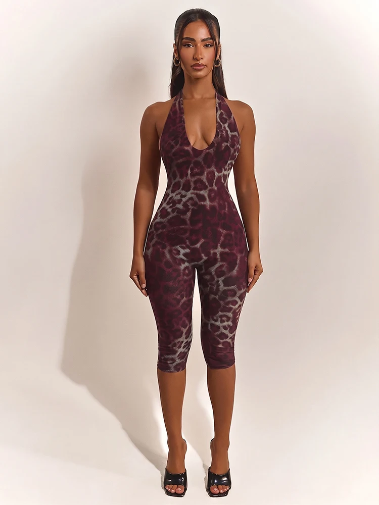 Heißer Jumpsuit mit eng anliegender Krawatte, offenem Rücken und Leopardenmuster, kurz geschnitten. – Detail 10