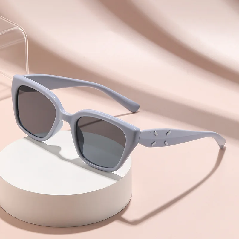 Sonnenbrille für Damen mit High-End-Gesicht, kleine Anti-UV-Retro-Cat-Eye-Brille mit großem Rahmen, 2025, neue Sonnenbrille 9673