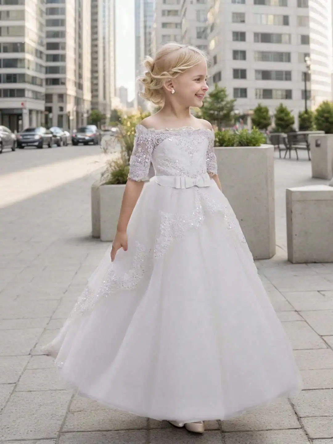 

Белое кружевное платье-принцесса с открытыми плечами, поясом с бантом и длинной юбкой из фатина