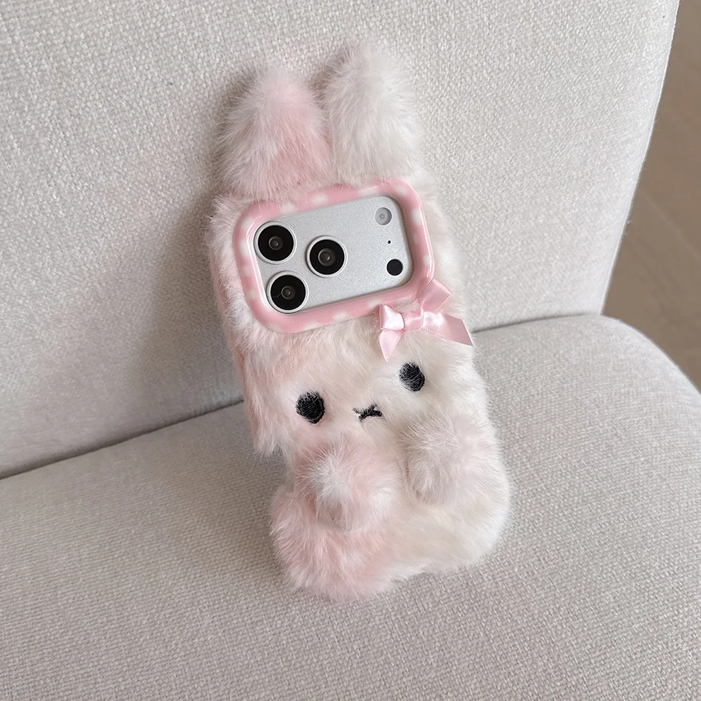 Kawaii Karotten-Angry-Erbsen-Plüsch-Schutzhülle für iPhone 13 14 15 16 Plus 17 Pro Max – Lustige 3D Winter-Warm-Kaninchenfell-Hülle – Detail 5