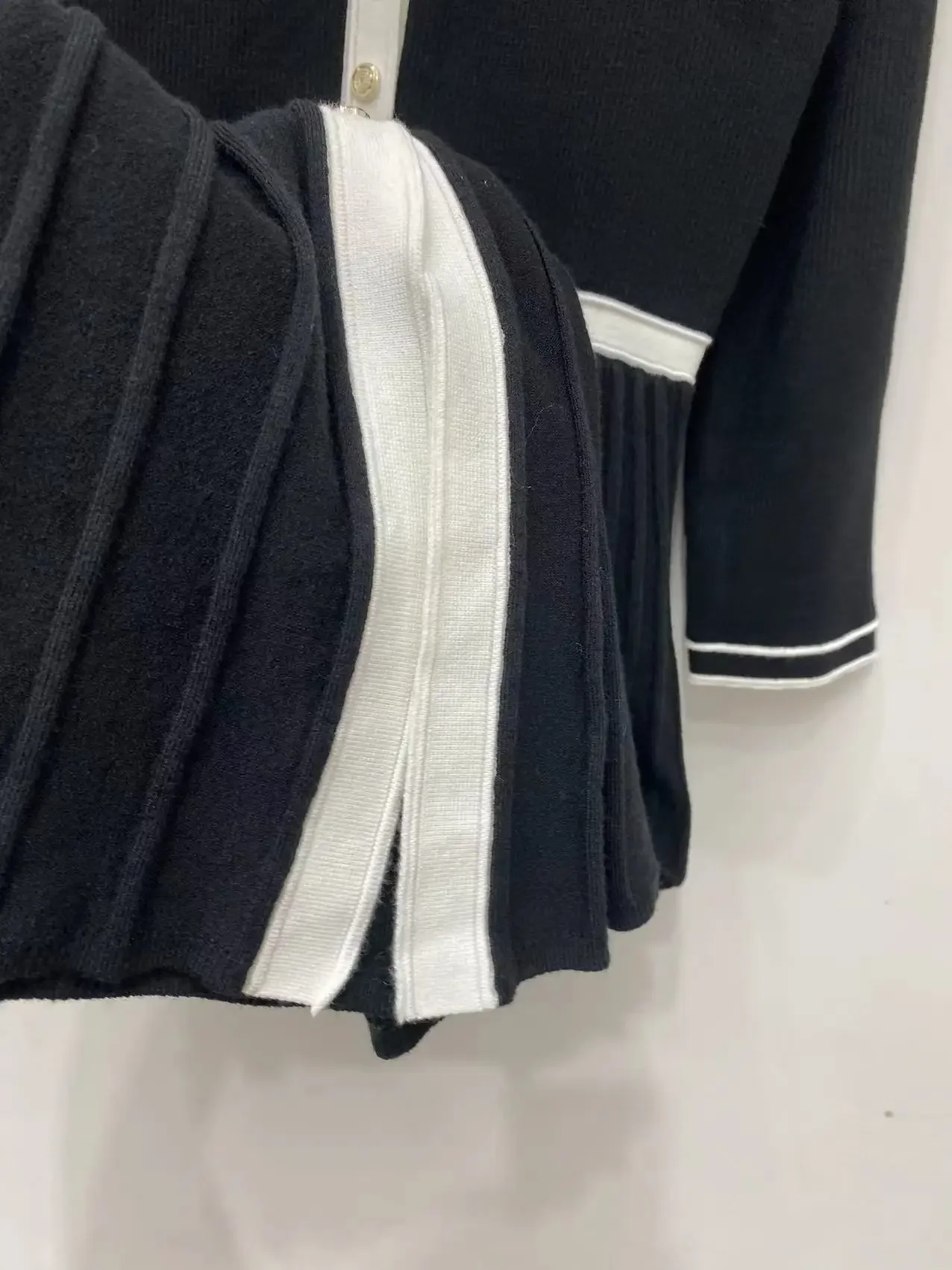 2024 winter neue stil frauen schwarz maxi kleid einreiher V-ausschnitt mit langen ärmeln tasche dekoration party midi robe