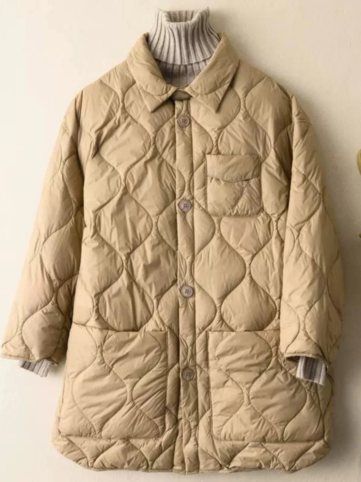 

Легкий белый пуховик с воротником-стойкой для женщин: комфортный, красивый, художественный дизайн с большими карманами