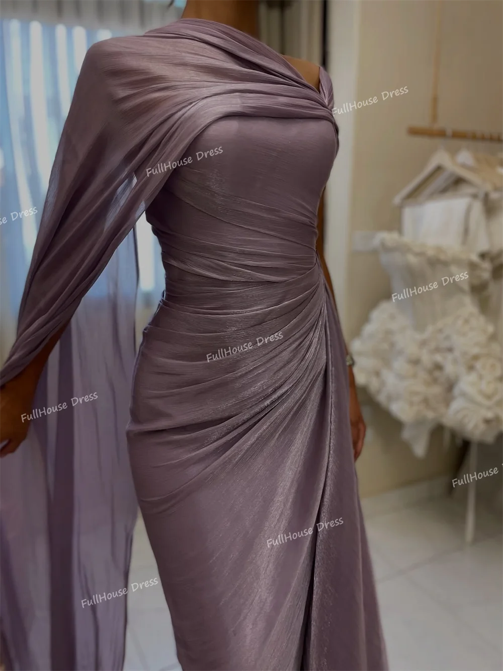 فستان سهرة أنيق مصنوع حسب الطلب بياقة قارب مطوي وغمد متدفق مع فتحة جانبية فستان سعودي طويل بدون ظهر مع كيب