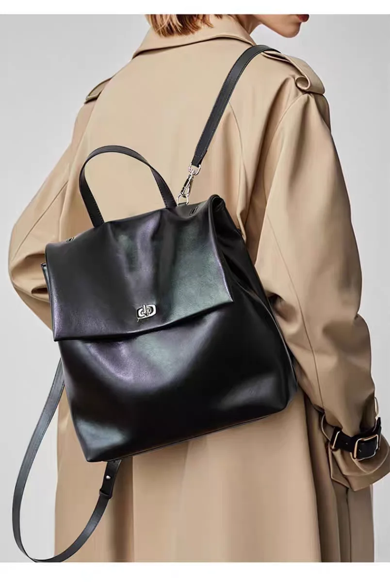 Vintage leather backpacks for women, anti-theft and waterproof design, large shoulder fashion bag, portable, leather material