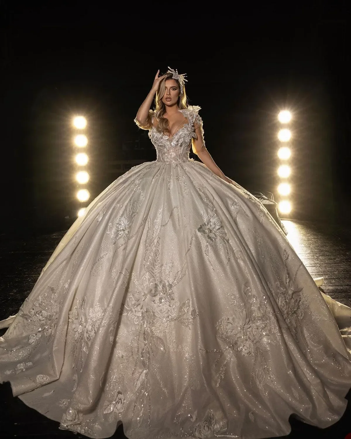Customized Luxurious Ball Gown Wedding Dresses V-neck 3D Applicants Pearls Bride Gowns Court Gown Plus Side Vestidos De Novia