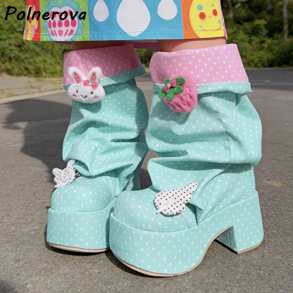 Pastellfarbene Polka-Dot-Stiefel mit Faltmanschette, niedliche Plüsch-Häschen-Erdbeer-Dekoration, klobiger Absatz, Plateau-Schuhe, süße Lolita-Damenschuhe
