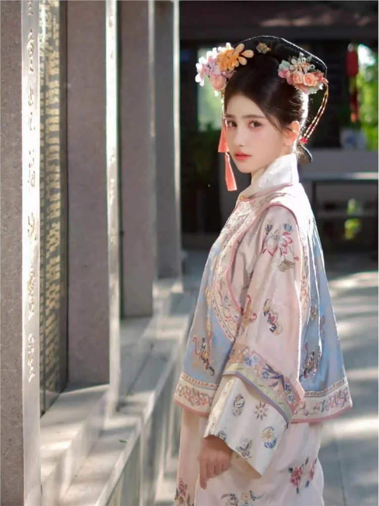 

Путешествия фотографии в женском стиле Hanfu, жилетом Cheongsam и древнем костюме