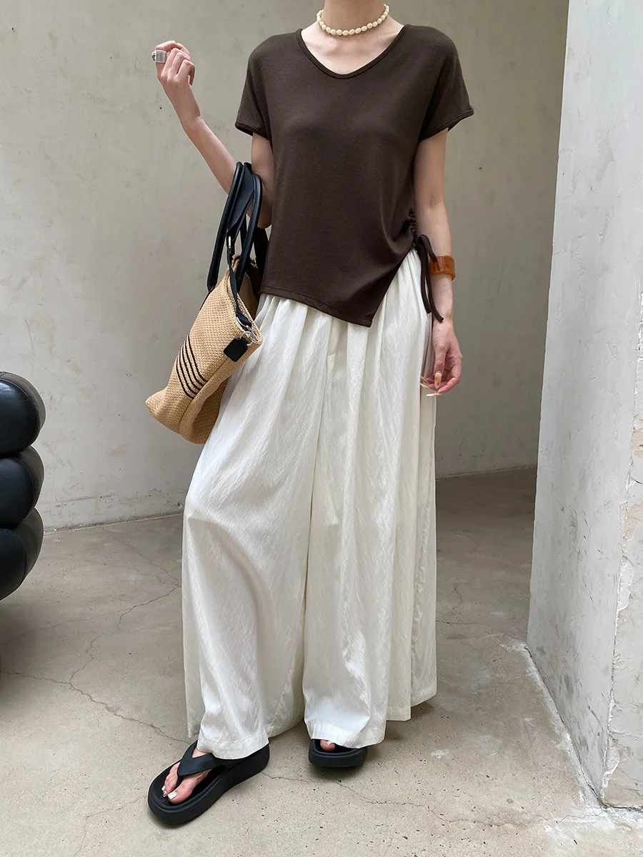 Sommerliches Damen-T-Shirt in unregelmäßiger Farbe mit unregelmäßigem Saum, Kordelzug, V-Ausschnitt und schlankmachendem Effekt, kurzärmelig. – Detail 6