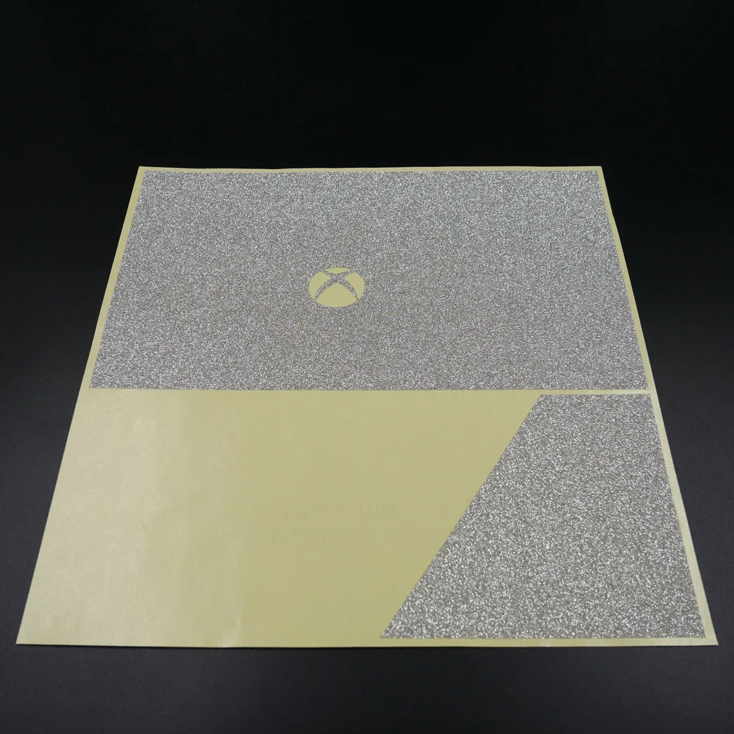 واقي ملصق من الفينيل اللامع باللون الفضي اللامع لجهاز Microsoft Xbox 360 E و2 ملصقات جلود وحدة التحكم