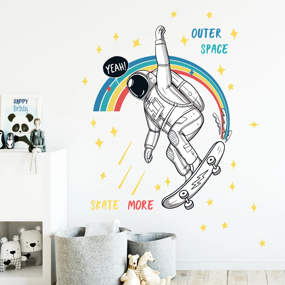 

Самоклеящаяся наклейка на стену с изображением космонавта на скейтборде, декоративная наклейка для детской комнаты, украшение для стен.