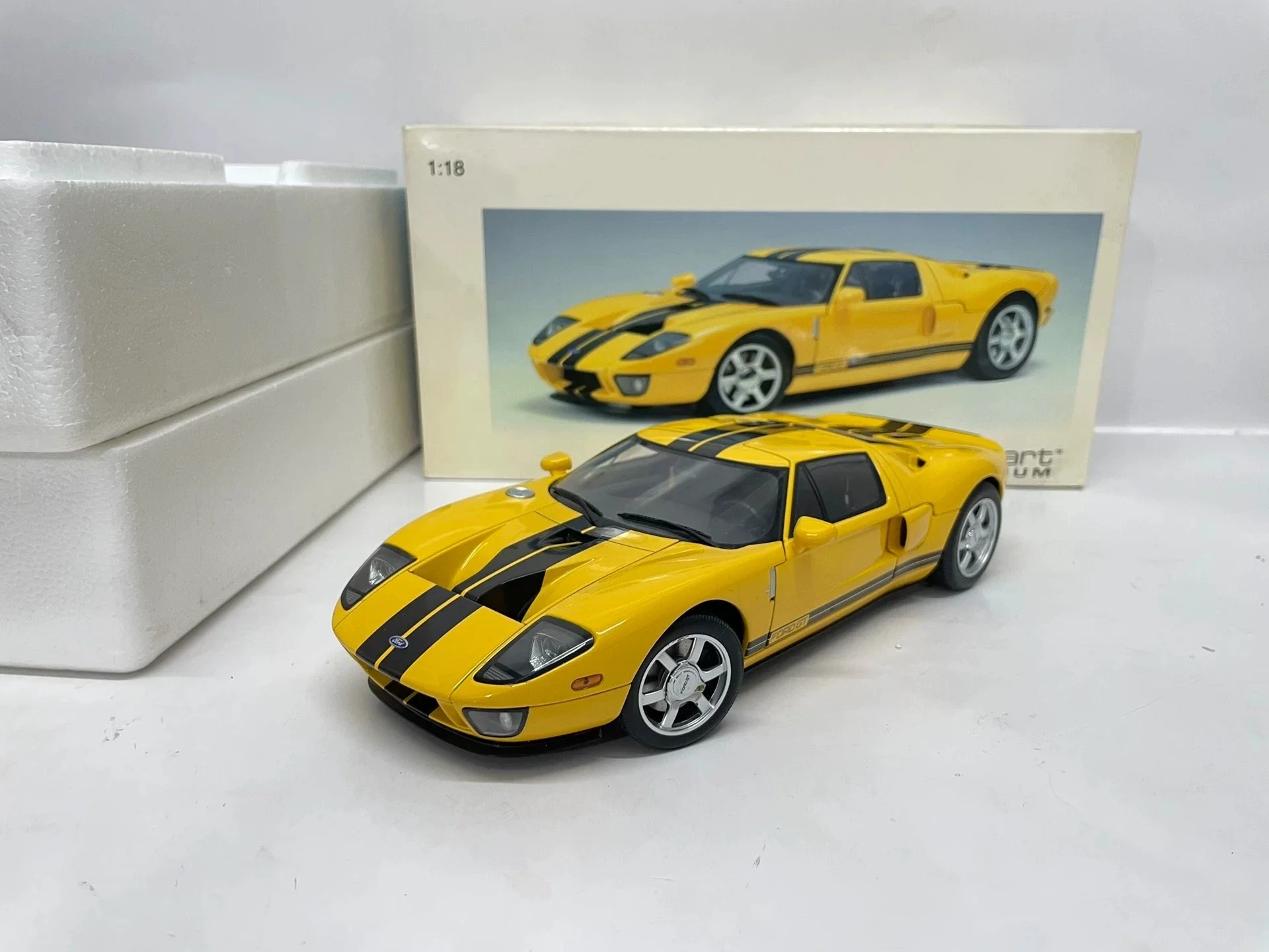 

Autoart 1:18 GT 2004 Yellow Black Simulation Limited Edition All Open Alloy Metal Static Car Model Toy Gift