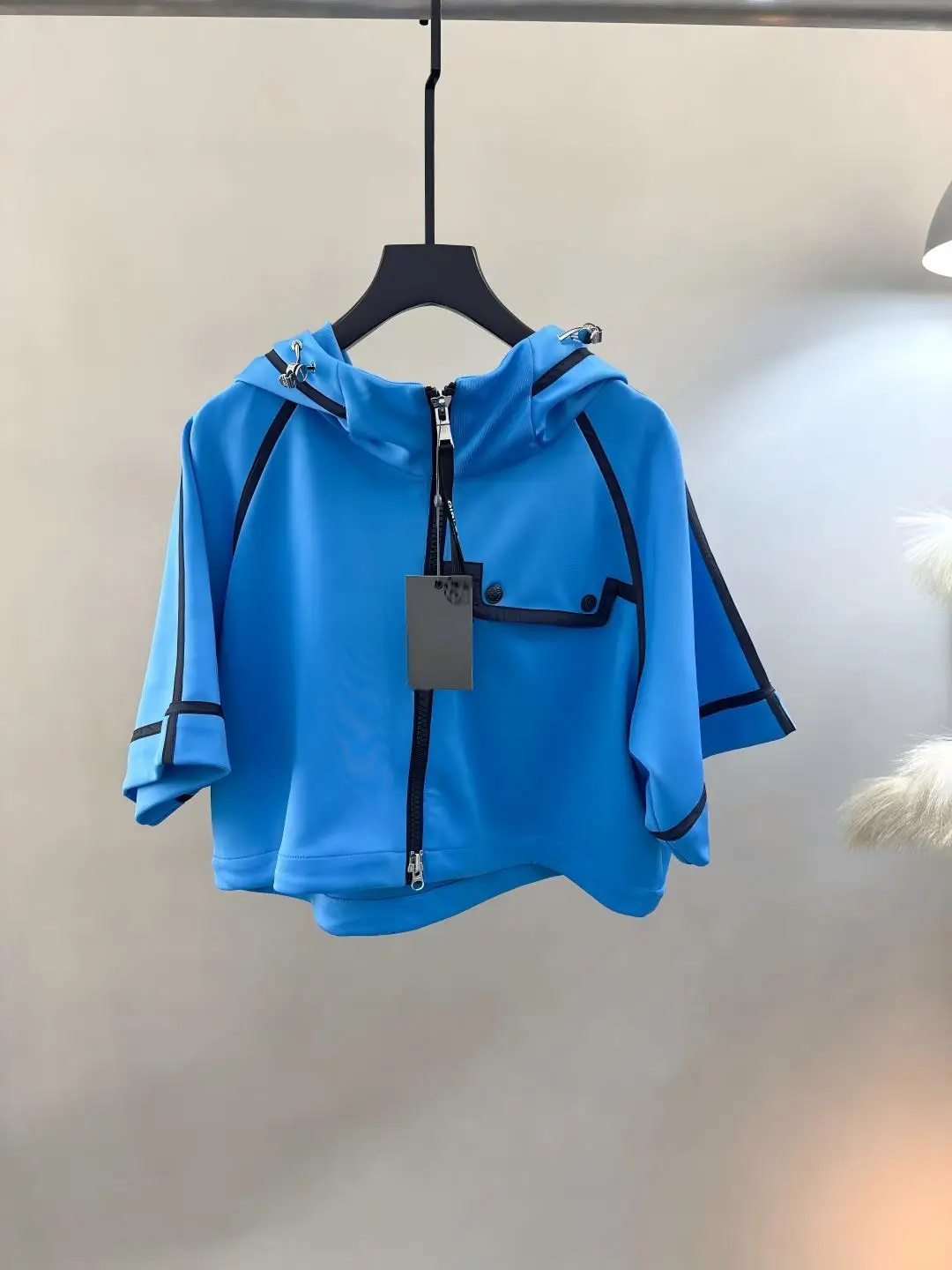 Women's Short Cape-Style Golf Jacket: Comfortable, Youthful, and Versatile