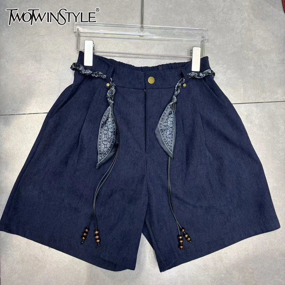 TWOTWINSTYLE Beiläufige Dünne Feste Strand Stil Shorts Für Frauen Hohe Taille Verstärktes Taste Designer Hosen Weibliche Mode KPA548140