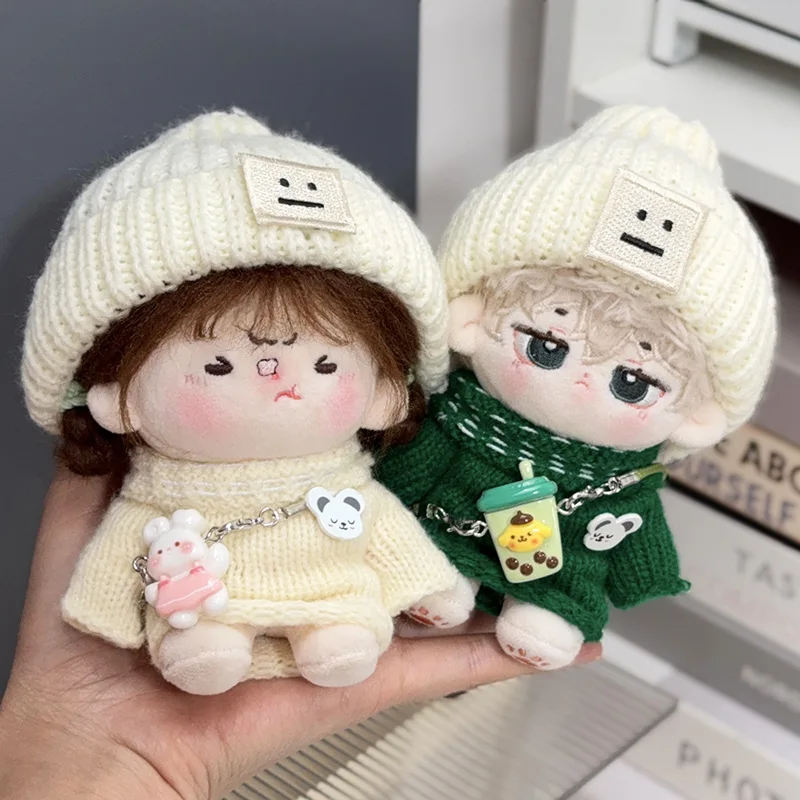 Geeignet für 10 cm große Baumwollpuppenkleidung, Strickpullover-Set, Plüschtier-Bekleidungsset, einschließlich Hut und Umhängetaschenzubehör