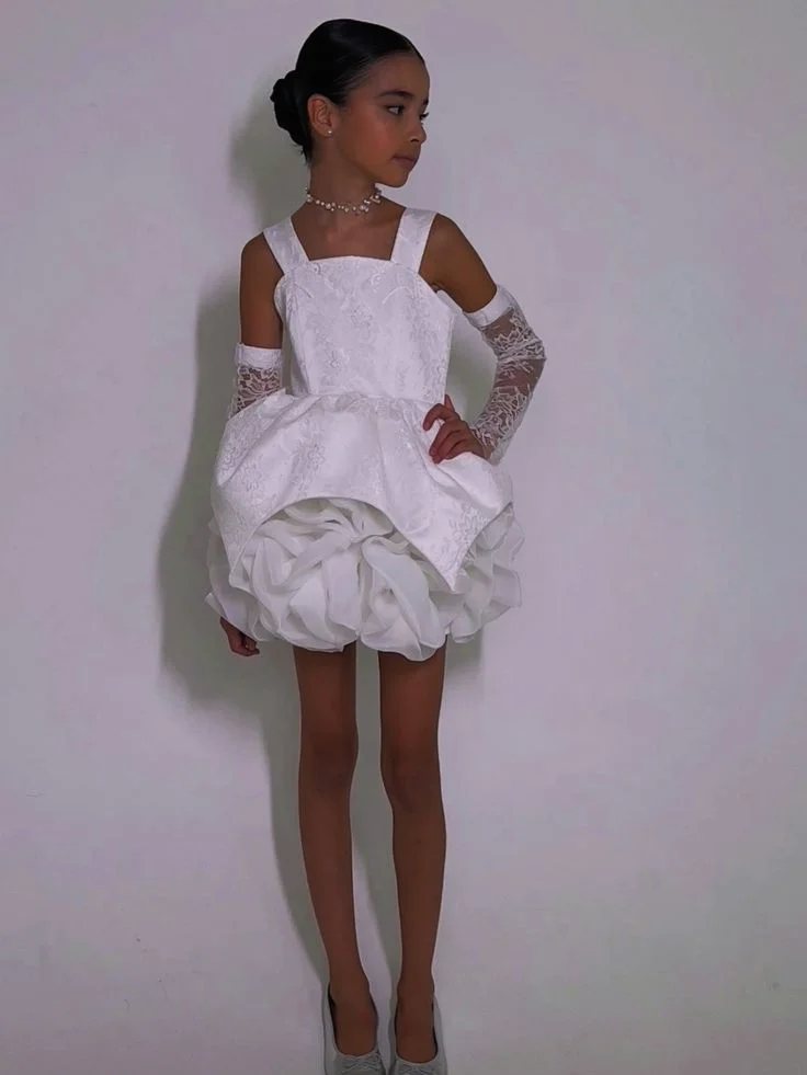 abito-da-damigella-personalizzato-in-pizzo-bianco-e-raso-con-gonna-a-bolle-mini-e-spalline-sottili-quadrate-per-concorsi-di-bellezza