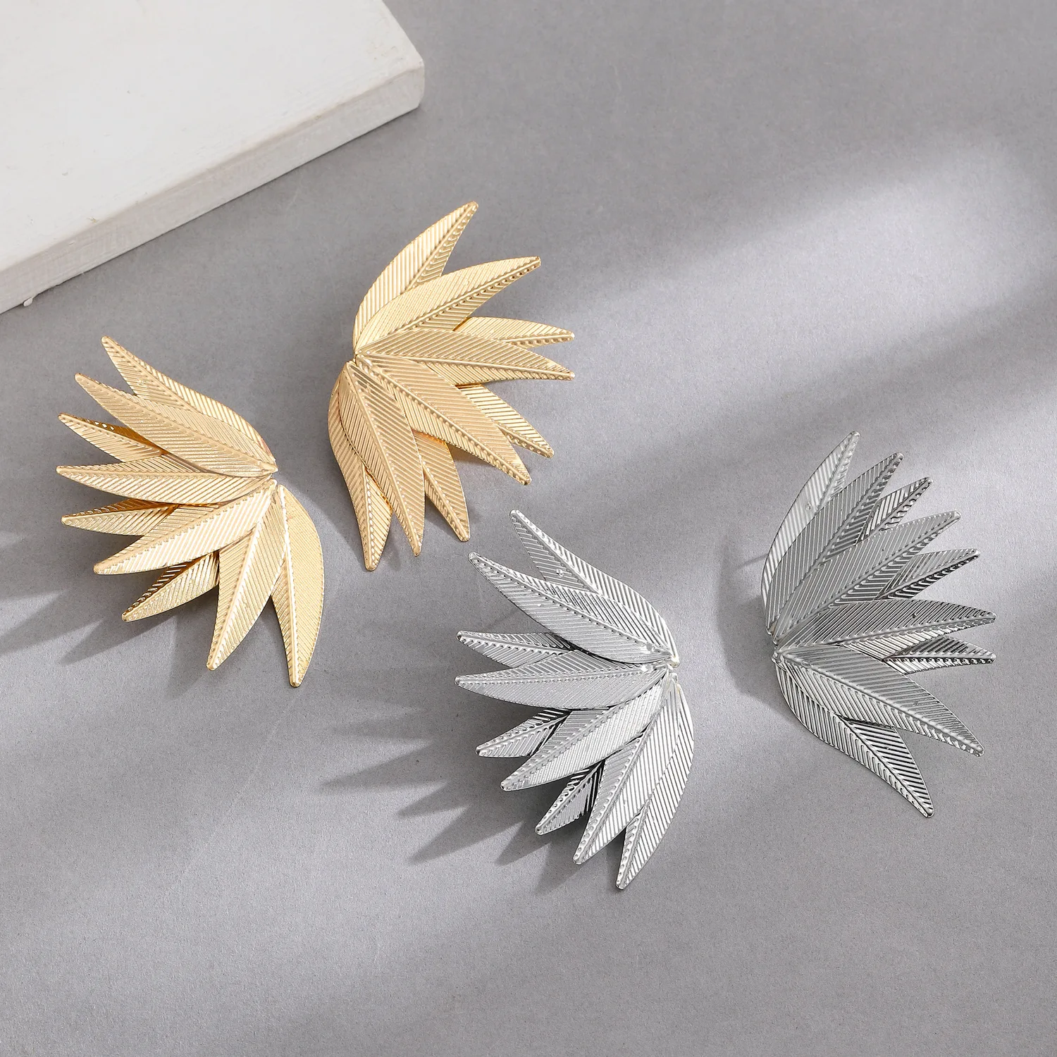 Exaggerated Fashion Big Leaf Earrings For Women Jewelry 2023 Trending New Women's Gold Color Stud Earrings Pendientes Brincos