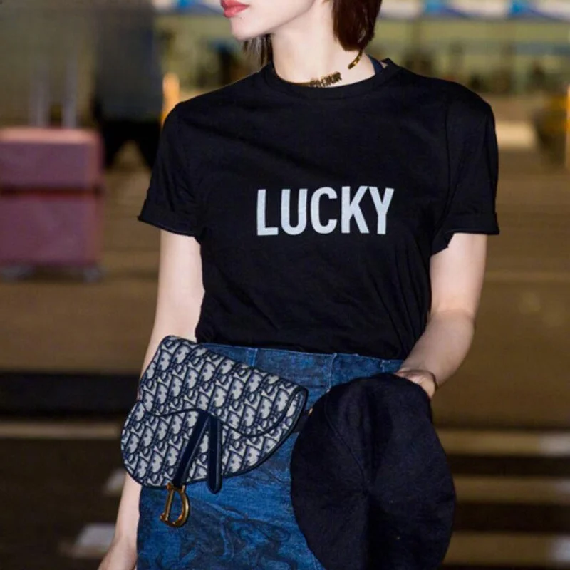 

Футболка женская черная с эффектом похудения, принтом «Счастливые буквы», круглым вырезом, коротким рукавом, в уличном стиле, из хлопка, с классическим узором, модная