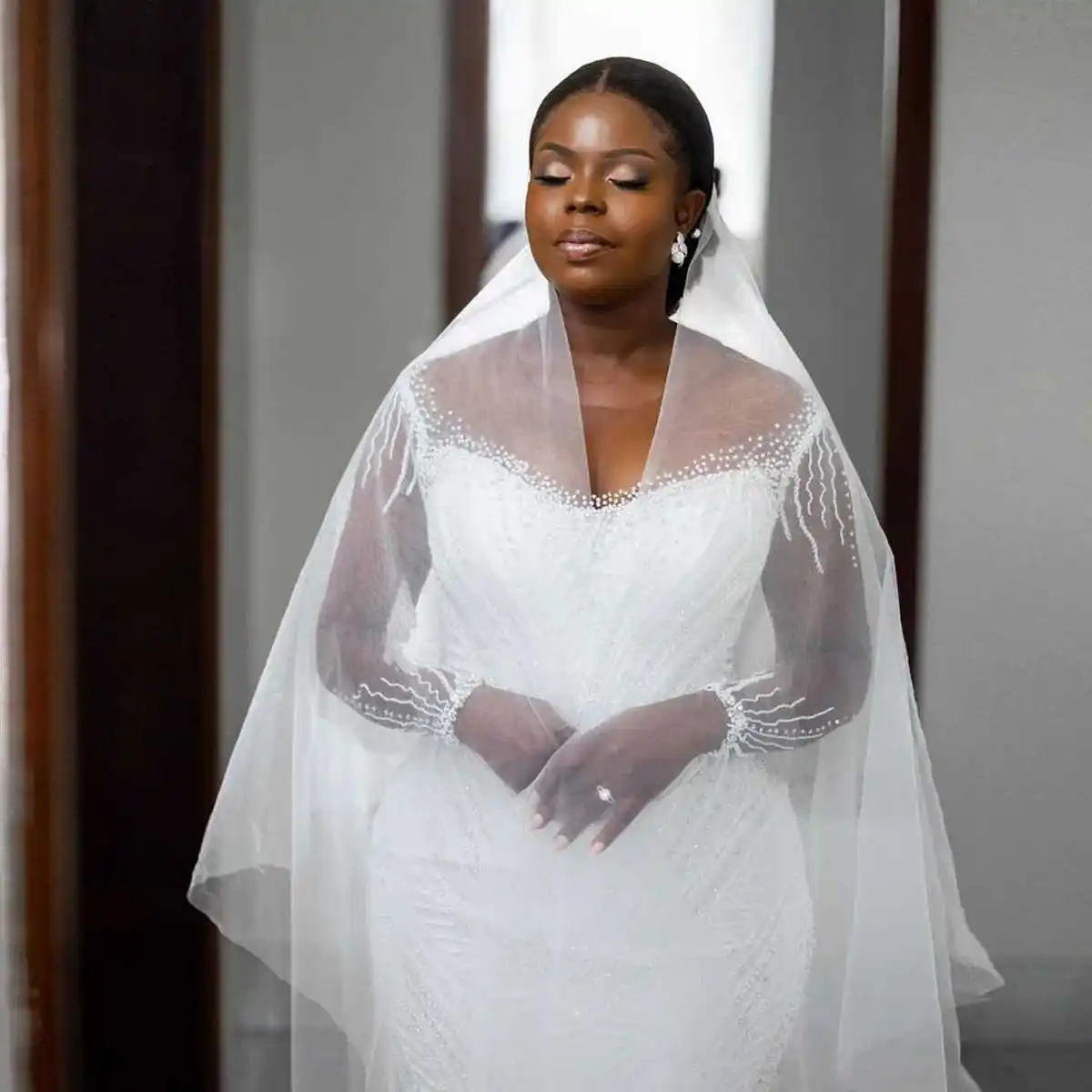 Vestidos de novia de sirena de lujo, cuello transparente, mangas largas, vestido de lentejuelas, vestido de tren de barrido, vestidos de novia hechos a medida