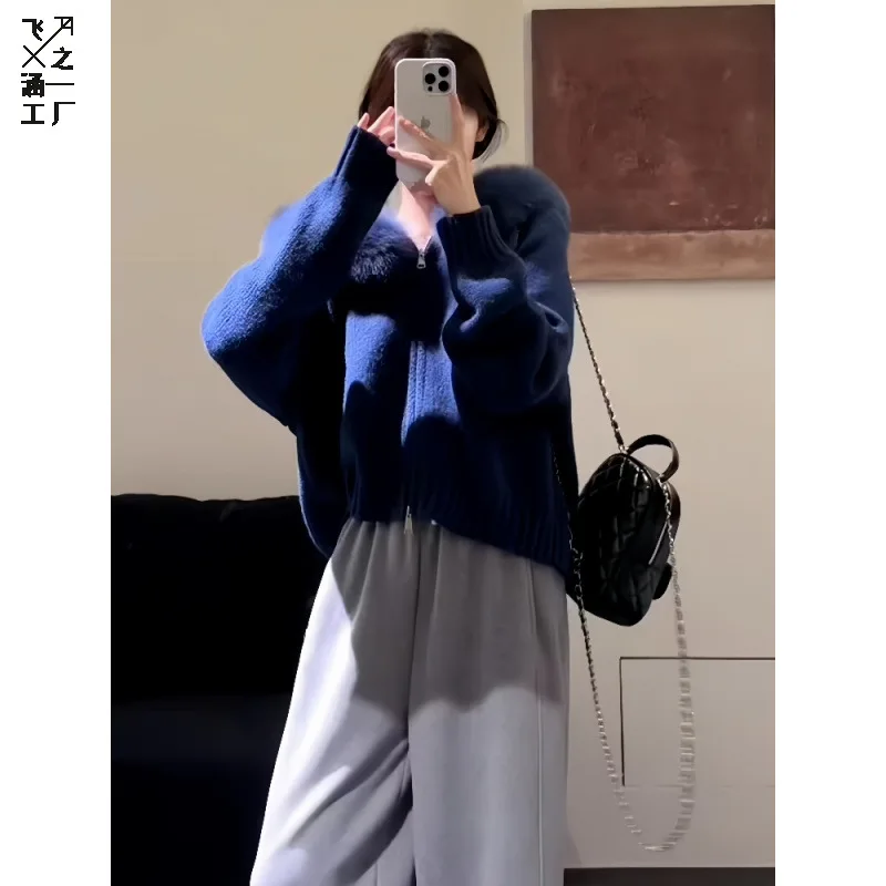 Une veste pull tricotée à col en laine bleue haut de gamme de style coréen pour femmes