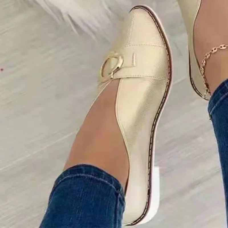 Bombas de salto baixo para mulheres, dedo apontado, decoração de metal, boca rasa, sapatos femininos, slip-on, sólido, marca, à venda, outono, 2024