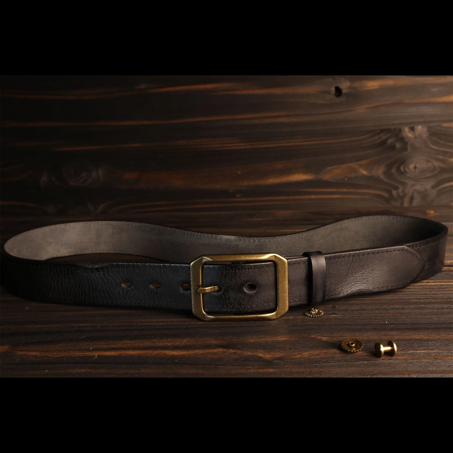 Stylish and Durable Handcrafted Genuine Leather Sutural Belt with Retro Brass Buckle for Men's Casual and Workwear Jeans