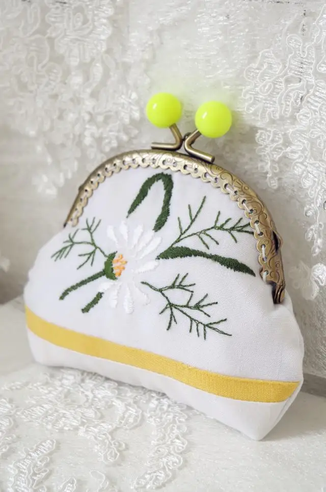 Lost in Vintage Small Coin Purse Made of Linen-look Cotton Beaded  Kiss Lock Metal Frame Flowers Embroidery Clutch Mini Wallet