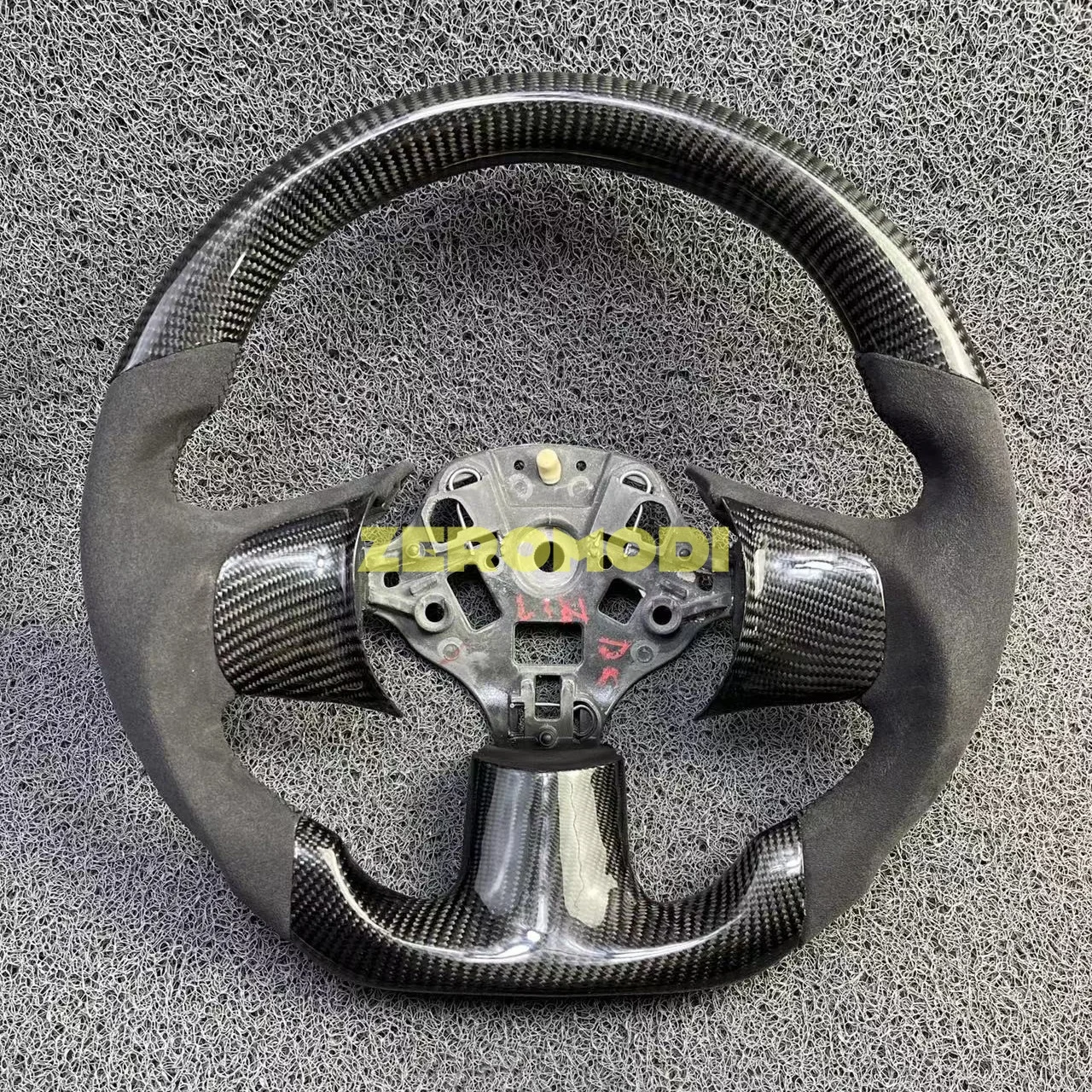 

Руль из настоящего углеродного волокна с кожей для Nissan Sunny Almera Versa 2011-2020 N17