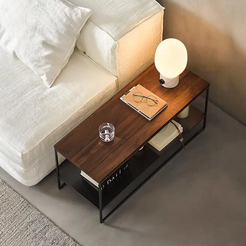 The long edge in the middle of the living room sofa is light luxury and high-end rectangular solid wood shelf, and side is a
