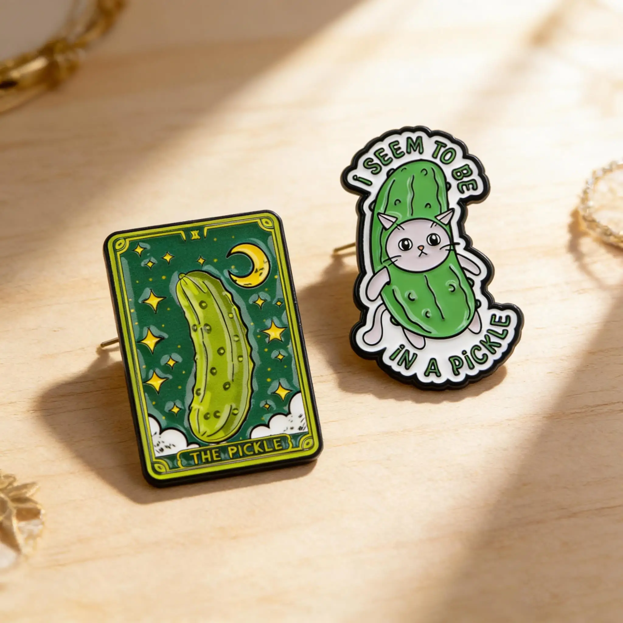 2 Stück grüne Gurken-Emaille-Anstecknadeln, Pickle-Broschen für Reversnadeln, Abzeichen auf Rucksack-Accessoires, Modeschmuck, Geschenke für Freunde