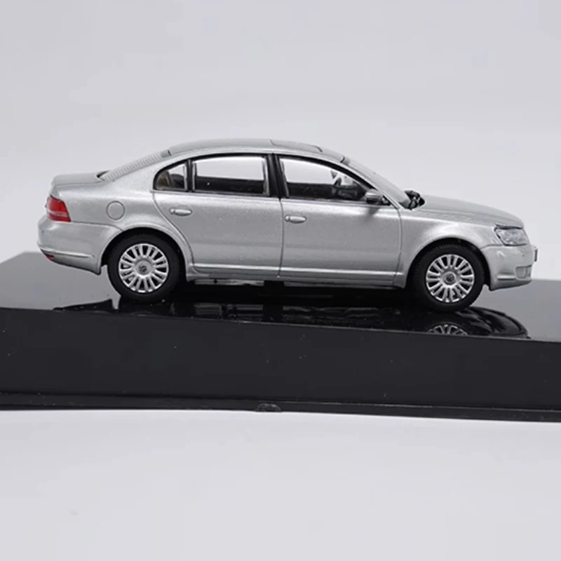 Diecast 1:43 Scale PASSAT Sedan Alloy Car Model Finished Product Simulation Toy Gift Static Model Display Souvenir