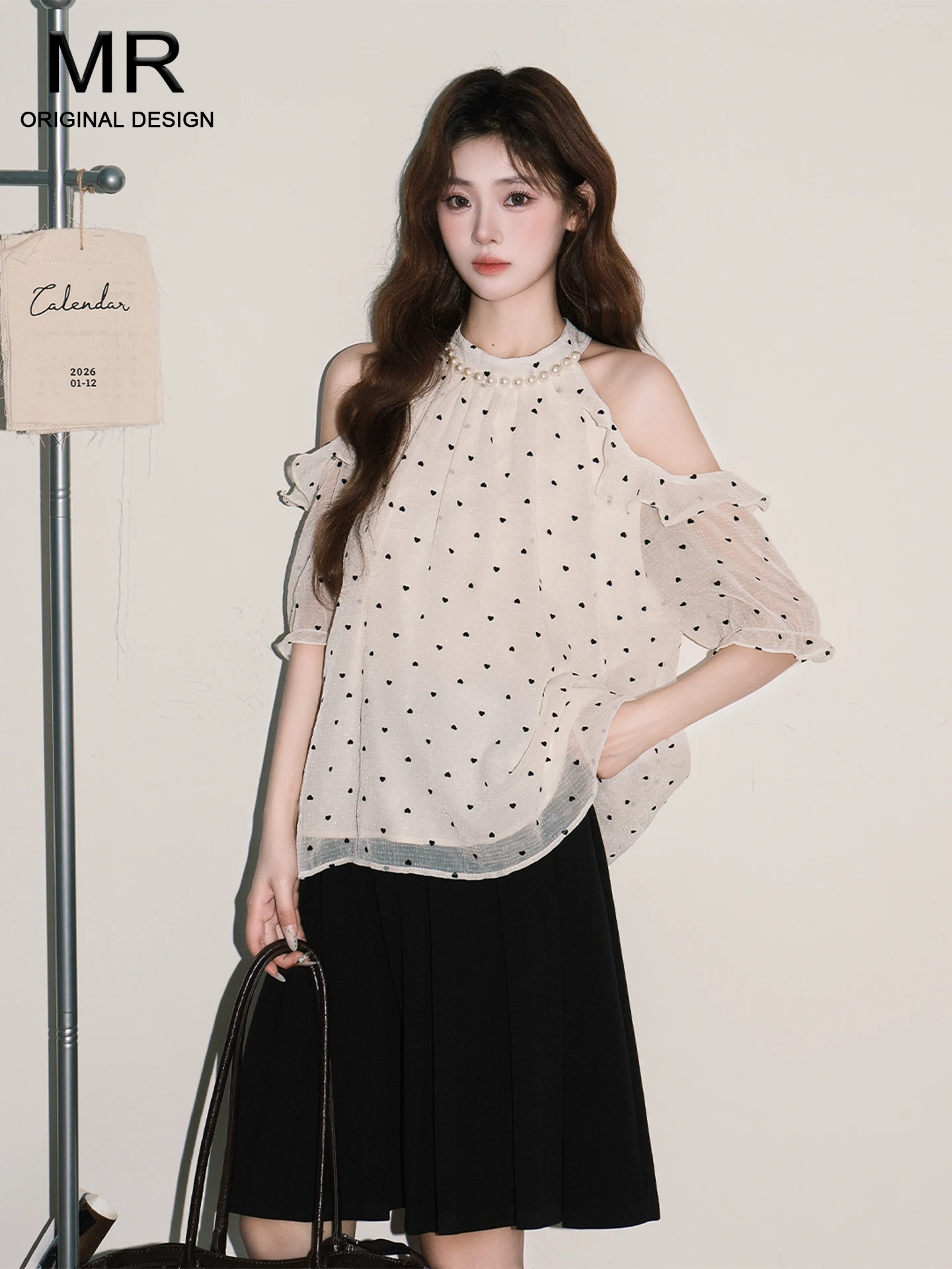 

Elegant Gentle Shoulder Bared Chiffon Shirt Women's New 2026 Summer Design Heart Print Casual Loose Fit Short Sleeve Top