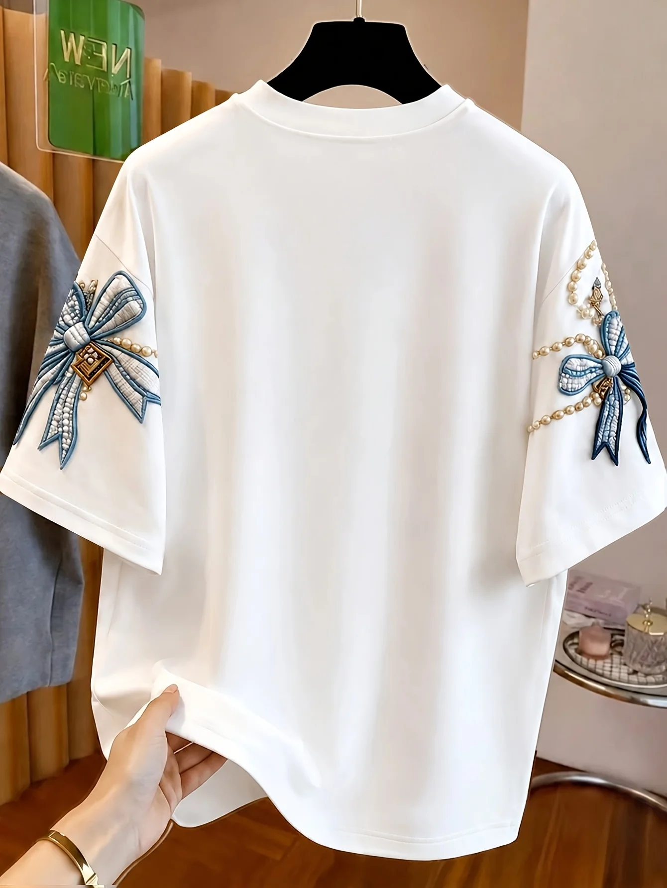 Women's Retro Bowknot Pearl Chain Printed T-Shirt, Elegant Round Neck Short-Sleeve T-Shirt, Fashionable Loose Casual Top Suitable for Daily Wear, Home, Outings, and Versatile Clothing