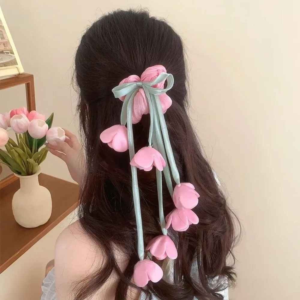 Exquisito coletero Floral de tulipanes con cinta colgante, lazo para el pelo de diseño etéreo, accesorio para el cabello Le Muguet para mujer