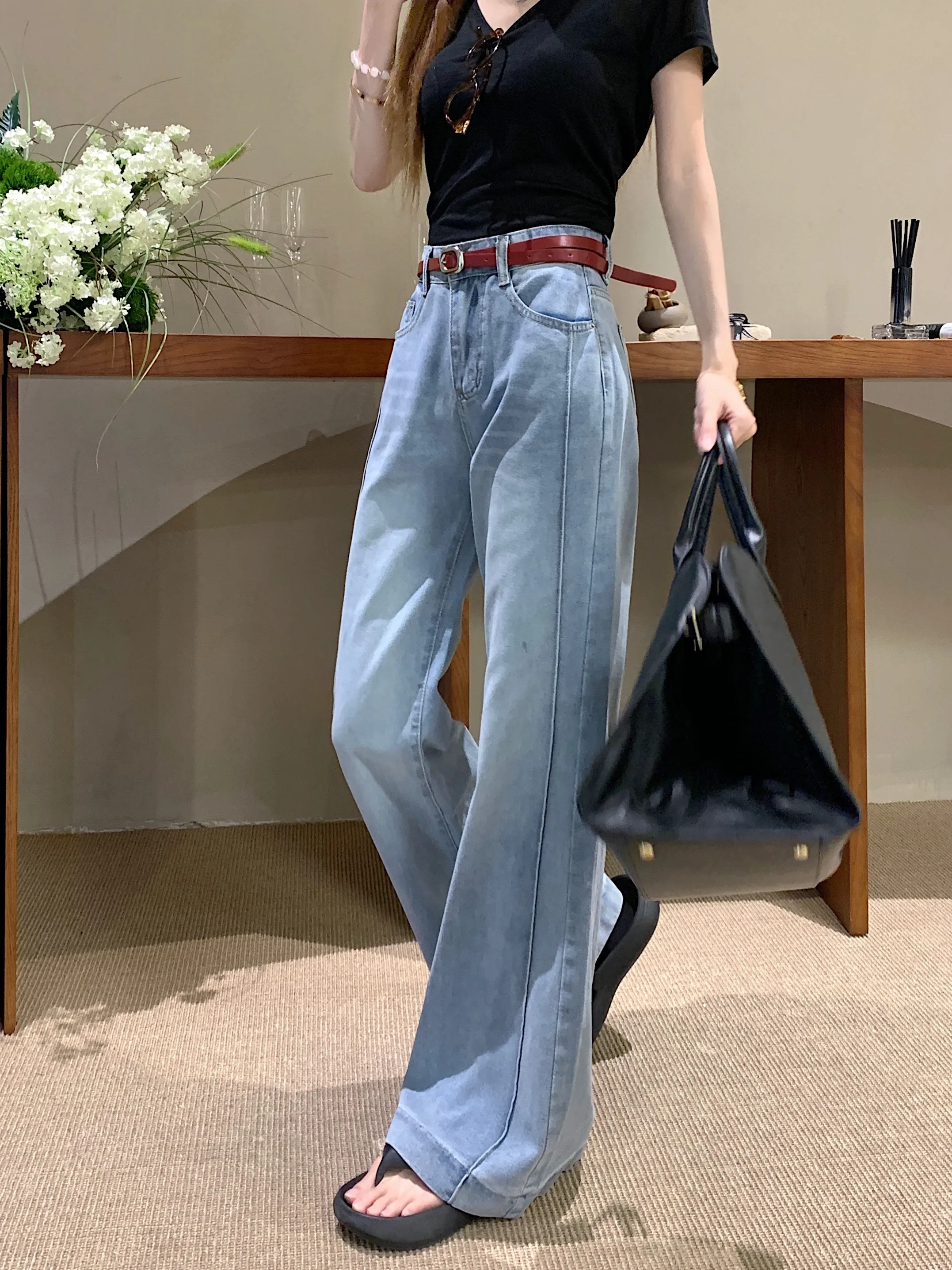 Odzież uliczna damska, jeansy damskie, marszczone, plisowane, drapowane, z rozcięciem, asymetryczne, z detalem na boku, odzież damska, moda denimowa