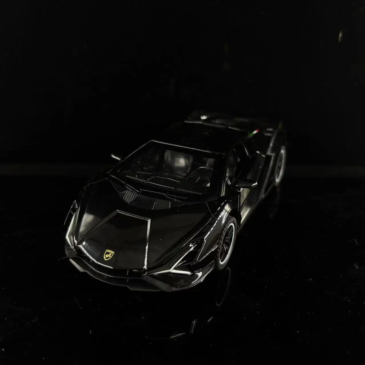 

Lamborghini Lightning sian Alloy Sound and Light Pull Back Car Model Collection Car Ornament Toys 1:32