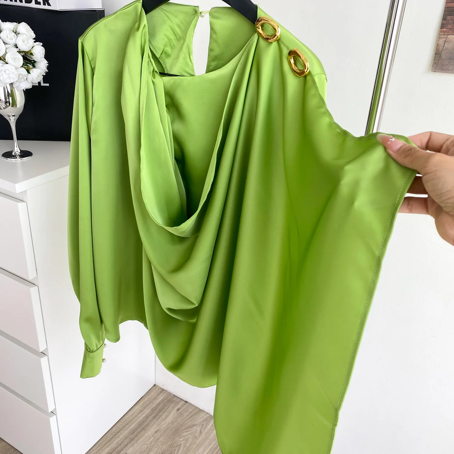 ヴィンテージ風エレガントサテン無地長袖スイングカラーブラウス　ファッションシャツ　シックなトップス　フェアリー風秋物レディース服