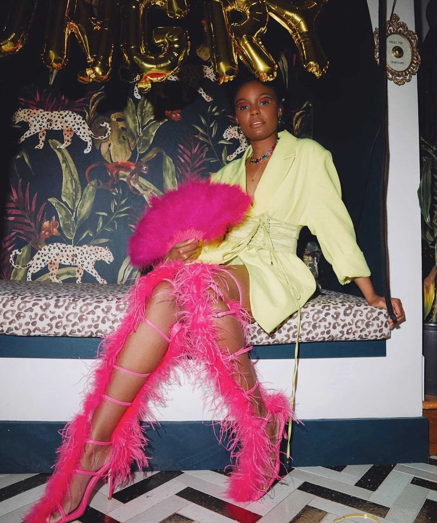 2025 الصيف النساء الوردي الفراء حزام أبازيم الصنادل الطويلة للإناث مثير رومن رقيقة عالية الكعب فروي أحذية امرأة أحذية الحفلات #2