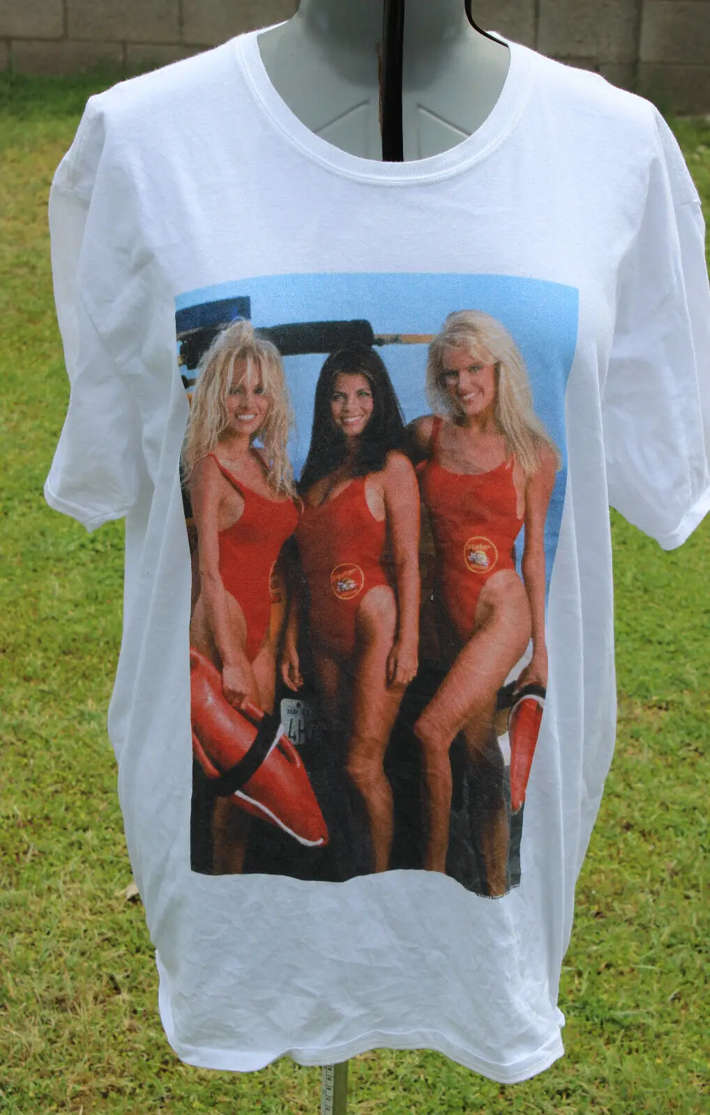 BAYWATCH T SHIRT SIZE 2XL PAMELA ANDERSON YASMINE BLEETH