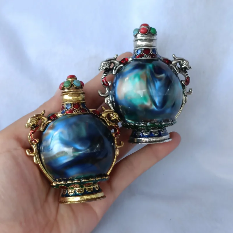 Miscellaneous collectibles: Qing Dynasty Qianlong era double dragon snuff bottle and smoking accessories crafts