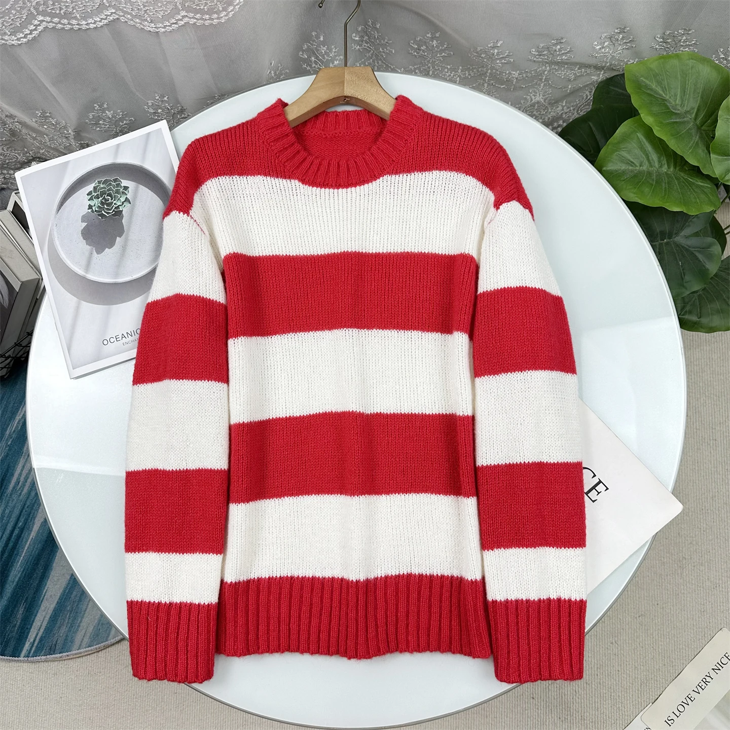 

Красно-белый полосатый свободный свитер из смесовой пряжи с круглым вырезом и длинными рукавами в повседневном стиле для женщин