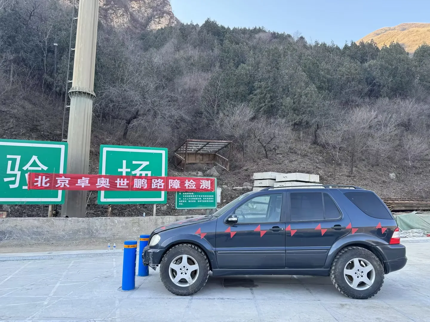 เสากั้นจราจรแบบติดตั้งถาวรเพื่อความปลอดภัยของผู้เดินเท้า