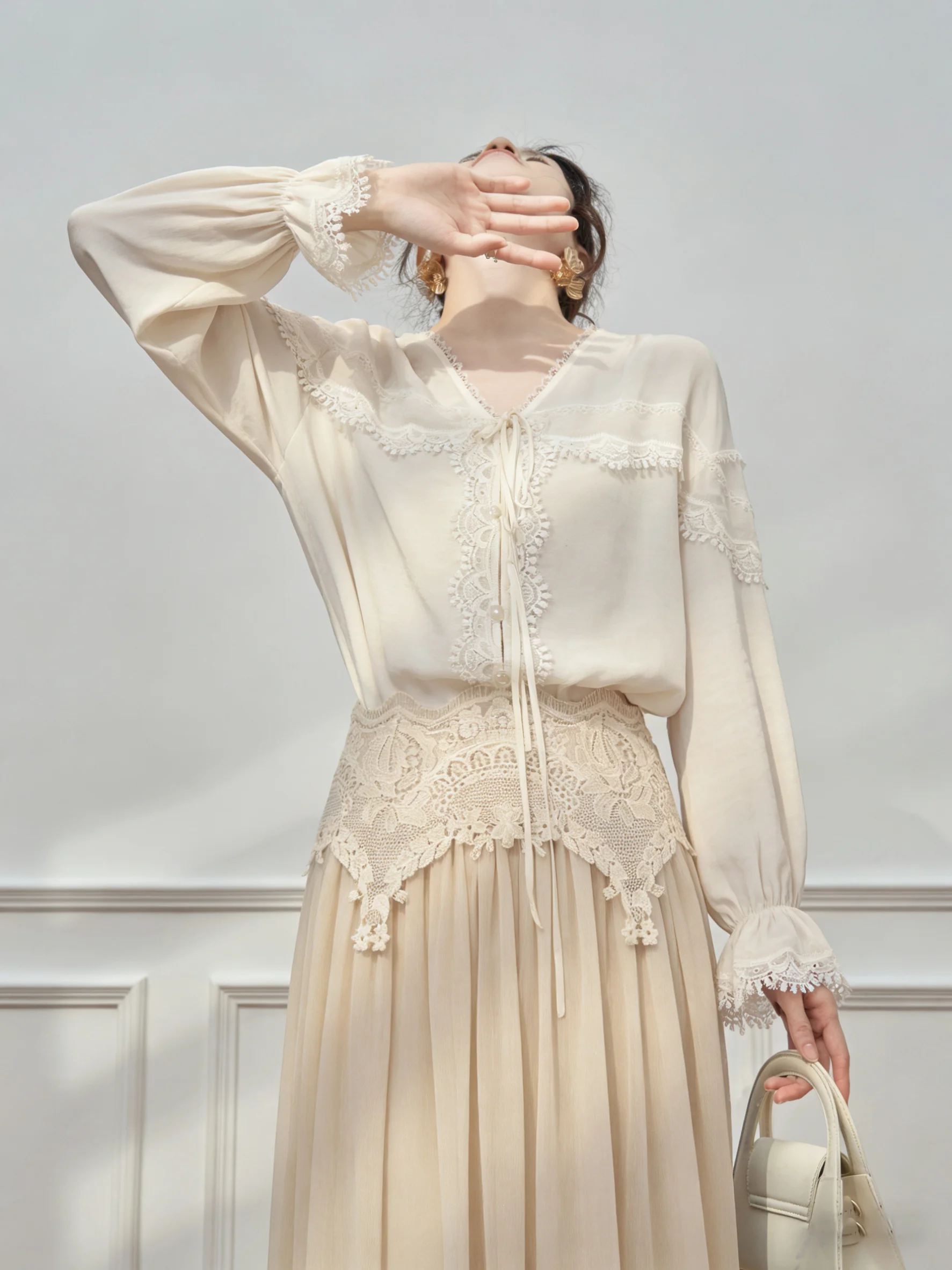 

Модный комплект 2026: топ с V-образным вырезом и кружевной отделкой, юбка с высокой талией. Мягкий и удобный повседневный женский костюм-двойка.