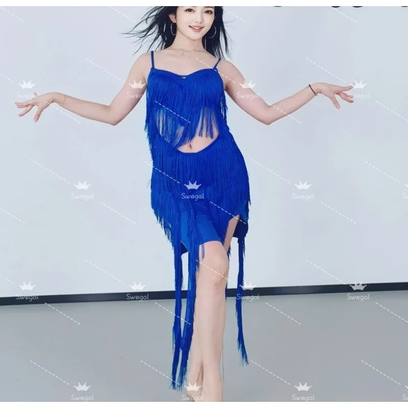 Maßgeschneidertes Bauchtanzkostüm, orientalischer Tanz, inspirierende Praxis, Performance-Kleid, dynamisch, inspirierender Quastenrock, sexy