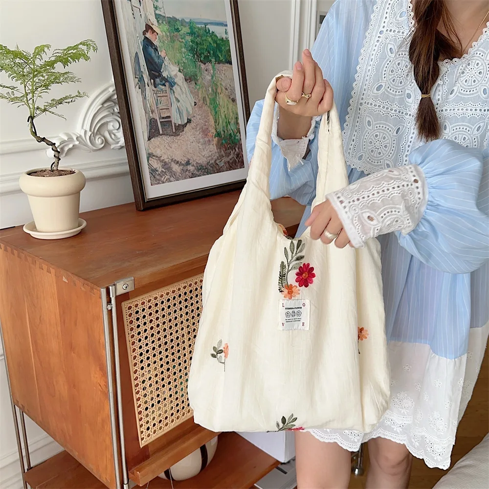 1 Piece Aesthetic High Capacity Tote Bag for Women Retro Floral Beige Color Messenger Bag for Girl Portable Canvas Storage Bag