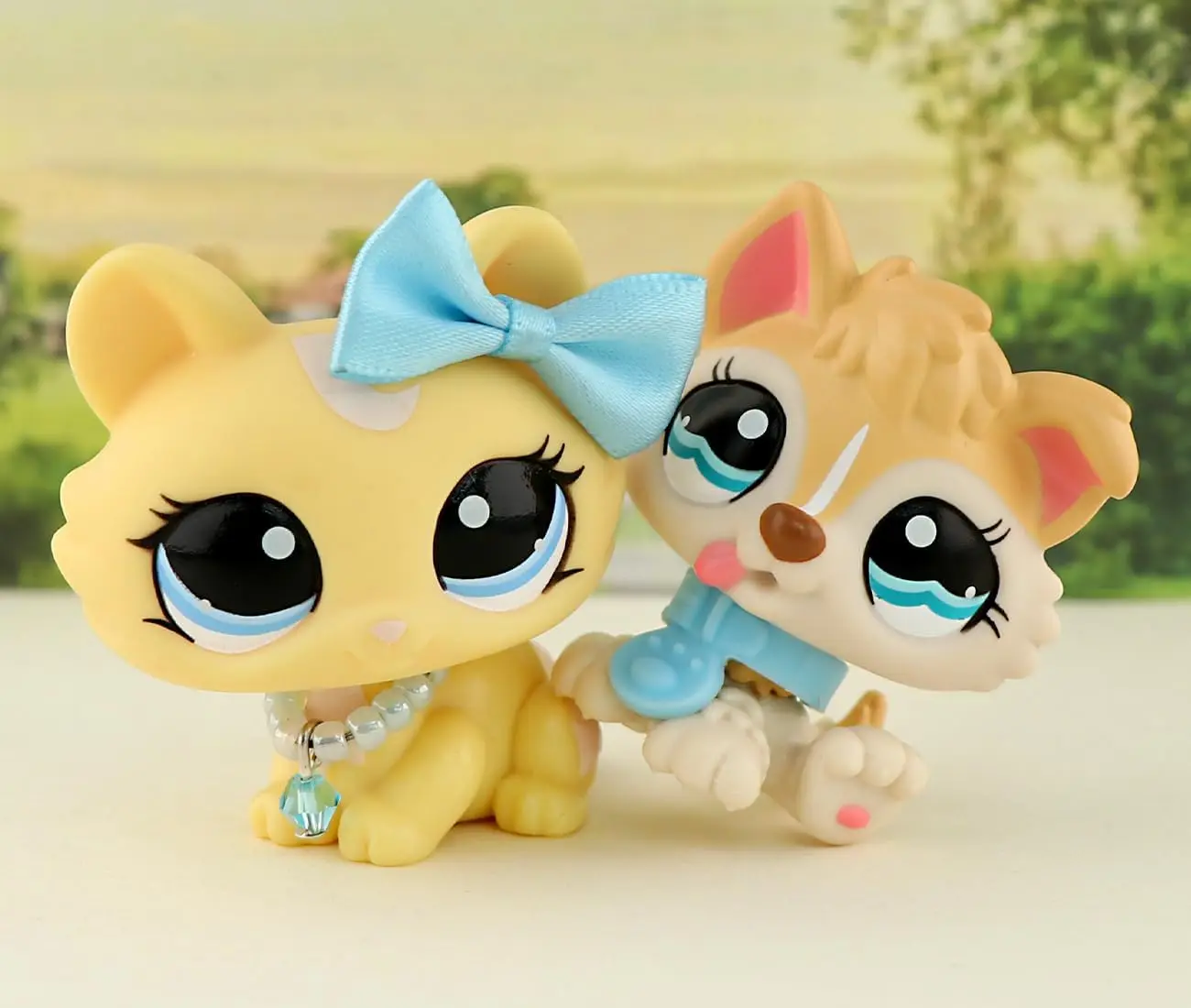 2pcs Mini Shop Pet Figures Crouching Cat #1096 and Baby Husky #1013 Animal Toys and Accessories